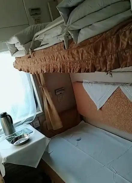 高级软卧——两个铺位,独立卫生间