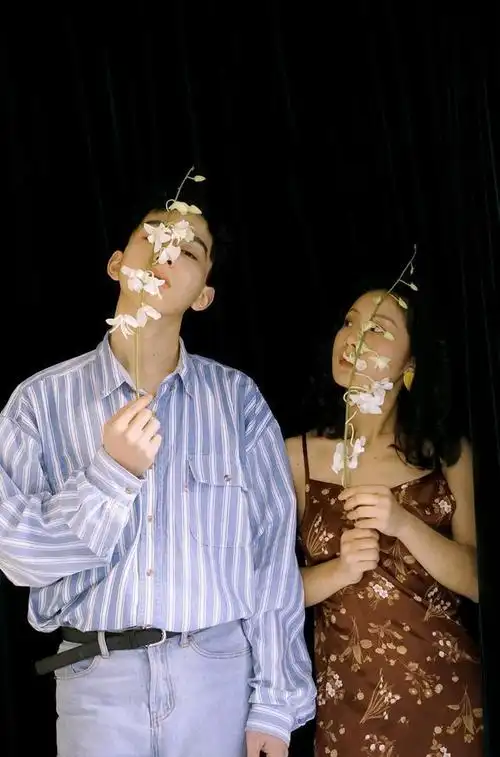 情侣复古写真:谢谢你,在人山人海中找到了我