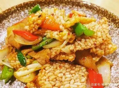 锅巴肉片特色:酥脆爽口,清新鲜香,肥而不腻.