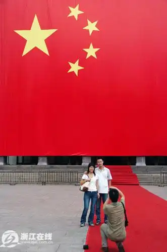 游客和国旗合影