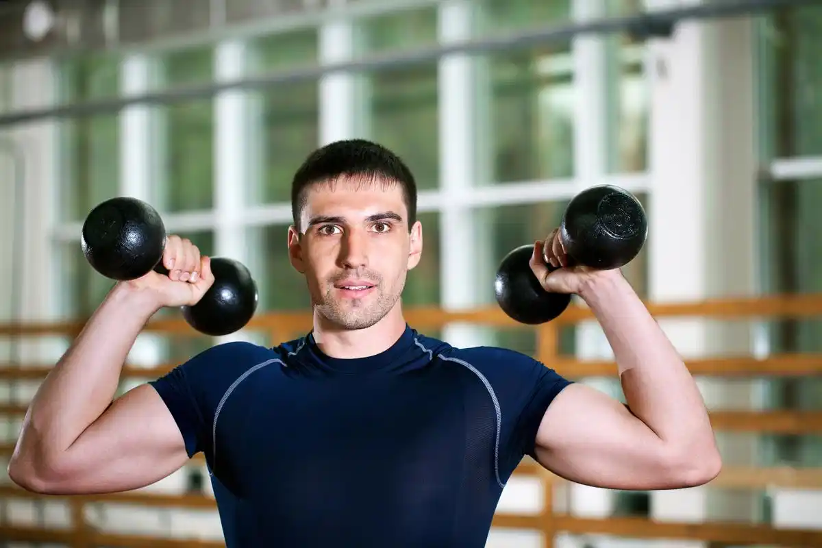 实用的哑铃锻炼动作和注意事项,包括热身,呼吸,控制重量,姿势正确等