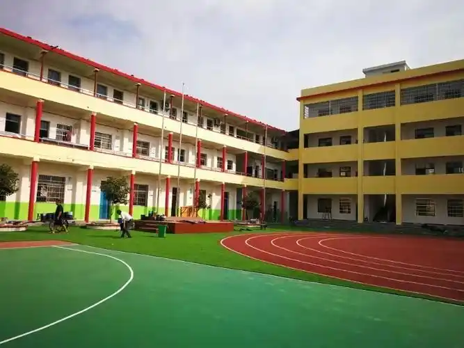 育英小学变漂亮啦!