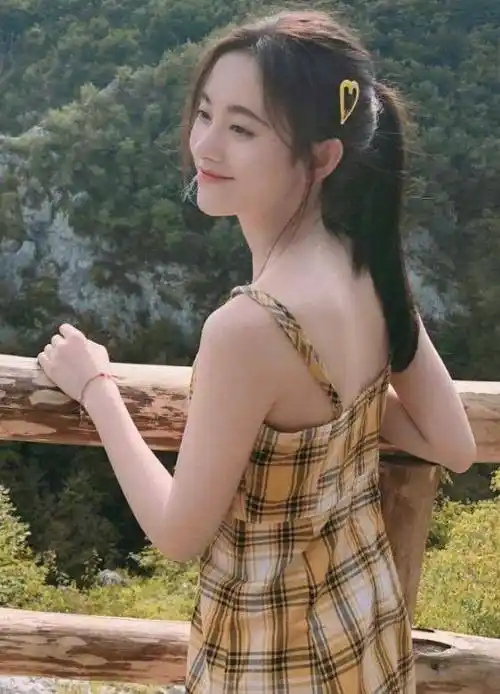 鞠婧祎生图这么好看,吊带裙配上高马尾,真就人间小仙女?