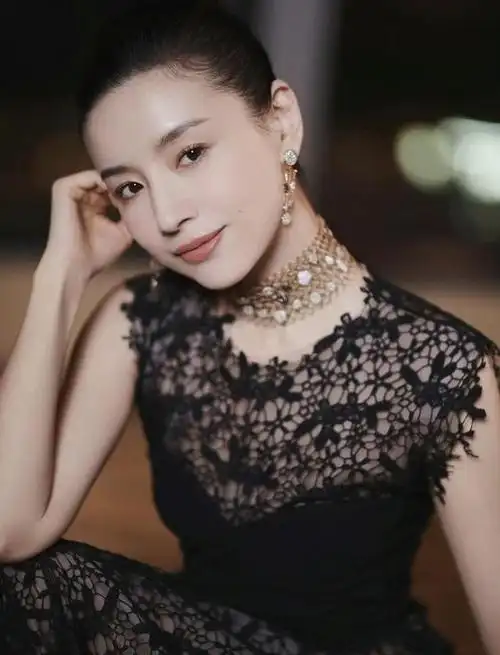 鼻子长得好,美女面相跑不了这4位女星鼻梁高挺,个个绝美