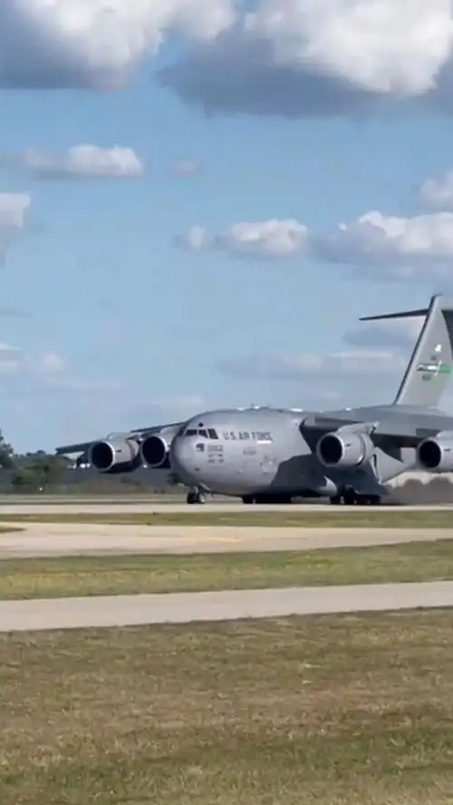 c17环球霸王运输机,一次口气能搭载800多人,还能反推倒车!