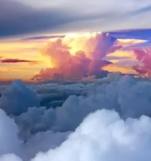 那些色彩斑斓的云朵,在梦里幻化