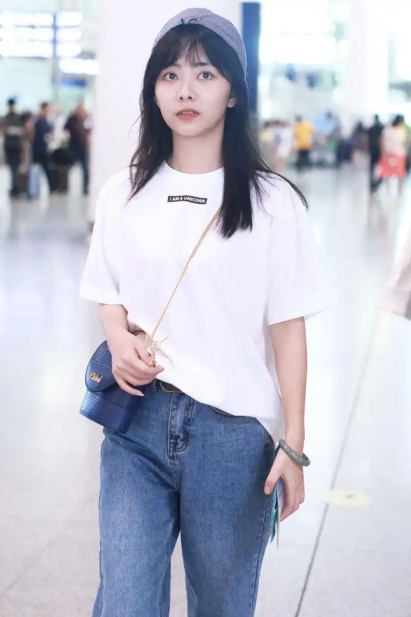 谭松韵街拍:白t恤牛仔裤ash老爹鞋chloe aby手袋简约青春