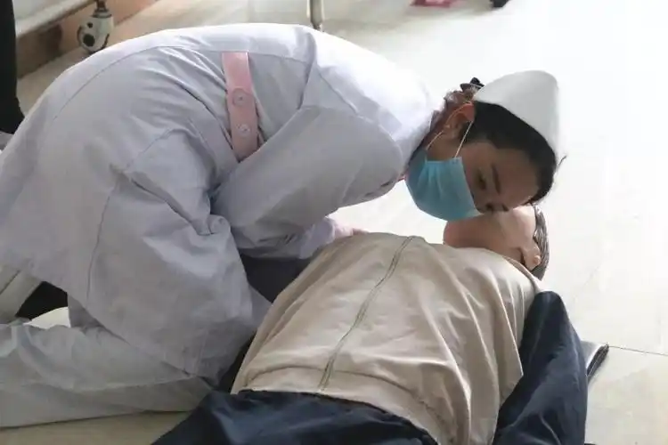 张掖安贞妇产医院门诊护理人员开展"心肺复苏"急救技能操作考核