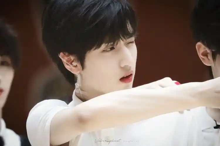 1 / 9 严浩翔夏日运动会室内饭拍单手射箭,拍拍乐,下半场的箱子过于