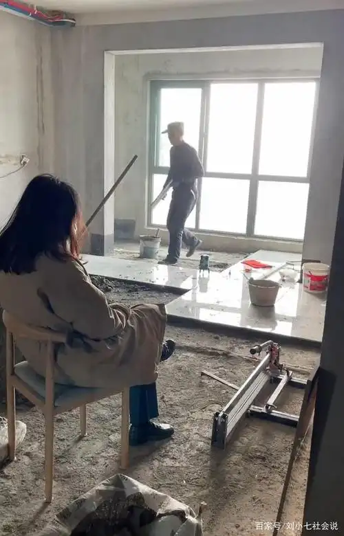 江苏一女孩入住毛坯房全程监督装修工人并调侃他看我眼神不对