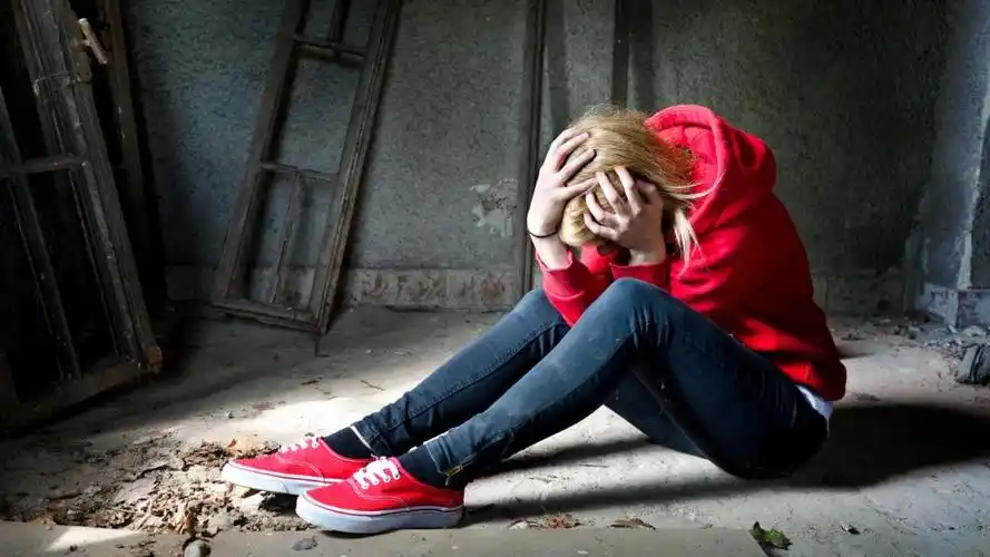 一个人抱头心碎绝望的伤感图片,高清壁纸,图片,时光记忆-回车桌面