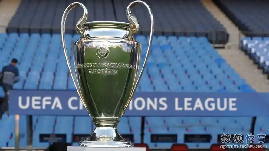 高清图:圣卡西归还大耳朵杯 c罗领衔亮相颁奖礼