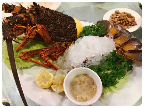 上了餐桌后大龙虾的形象