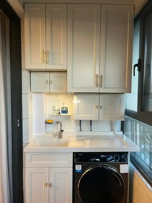 柜子材质是铝合金的,铝合金防晒还防水做阳台柜很合适,价格也便宜