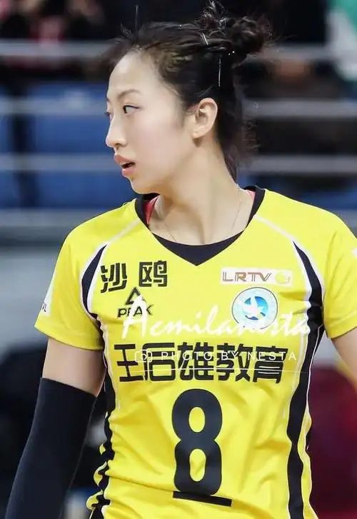 这也并不仅仅是因为丁霞的技术和颜值,毕竟在女排中长得漂亮的队员那