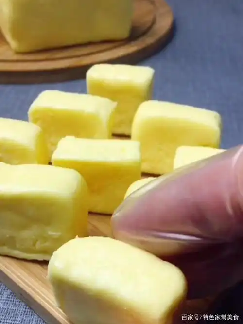 纯手工自制黄油,奶香味十足,只需要简单三步,再也不出去买了!
