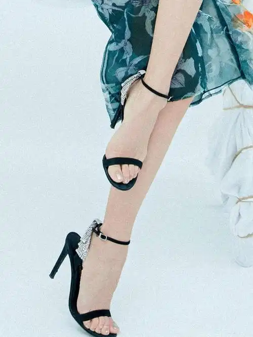 金晨想显腿长,坐下后双腿使劲立起来,镜头拉近看脚状态,无语了