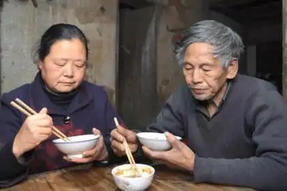 农村父母掏空积蓄供儿子上985名校毕业后成为反面教材