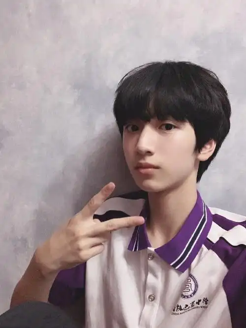 严浩翔巴蜀中学校服照合集96干净清爽的男高中生永远让人心动