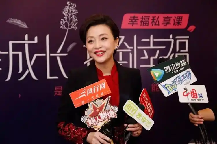 她制作并主持了国内首个高端访谈电视栏目《杨澜访谈录》;2009年,在