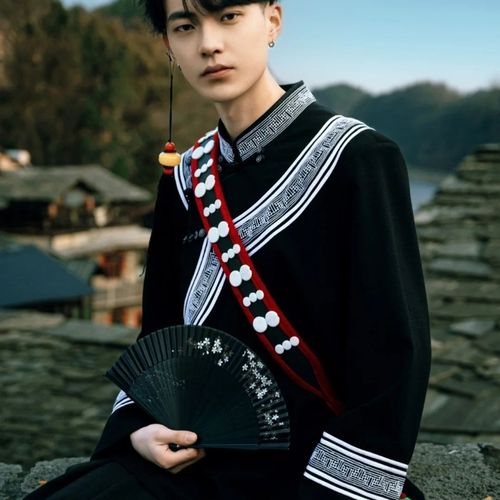 新品少数民族男生衣服刺绣棉麻新款彝族衣服上衣男士网红同款绣花