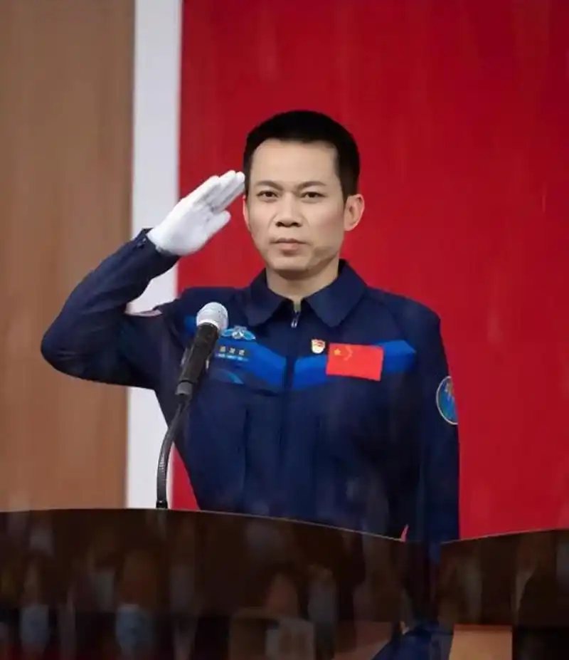 我军"英雄航天员"汤洪波,获得荣誉称号,家乡奖励多少奖金?