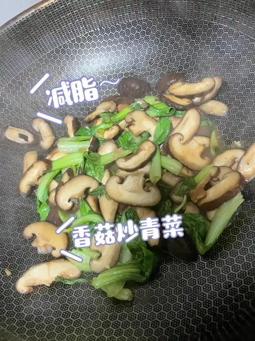香菇,小青菜02做法:1,葱蒜爆香,放入香菇翻炒;2,放入小青菜翻炒,放