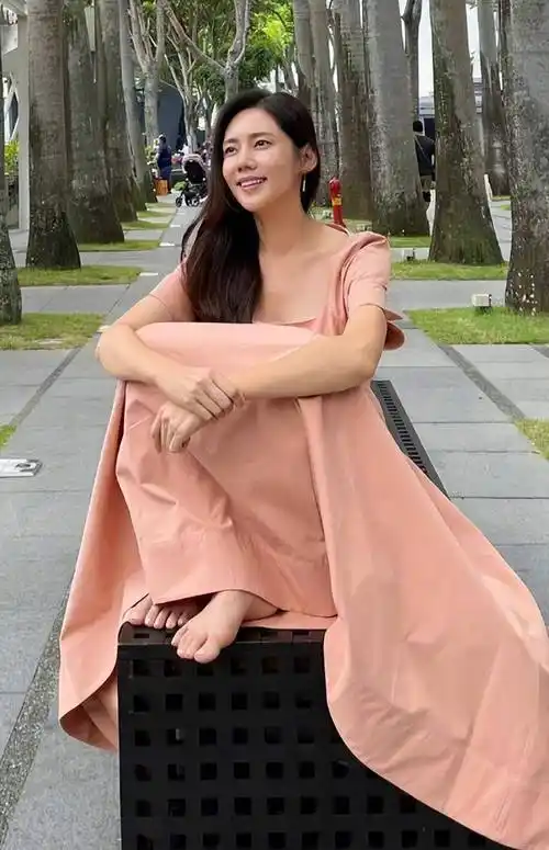 43岁秋瓷炫光脚坐地上喝茶,富二代男友疑情变,女方深夜喝酒抹泪_网友