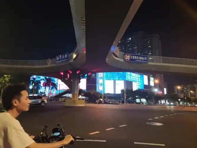 和平天桥下的南亚广场