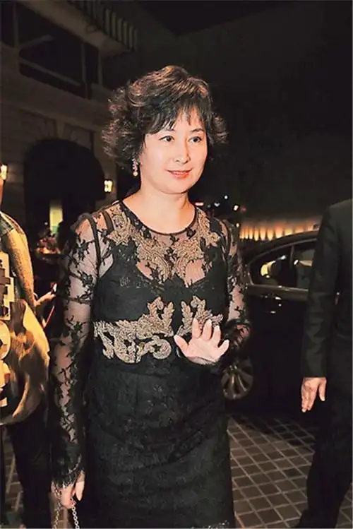 何超琼罕见齐刘海造型好清纯叠穿吊带裙藏不住好身材皮肤超嫩