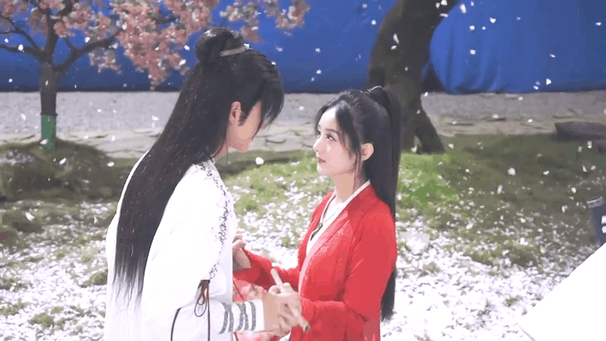 《有翡》花瓣吻美到窒息,王一博又苏又超会撩,小动作很圈粉|赵丽颖