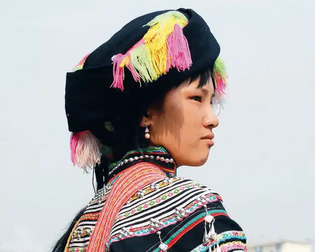 拉祜族女子的黑布包头和长穗 图/苏锟