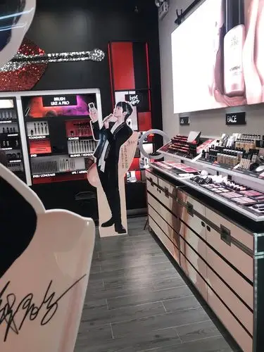 去专柜摸了玫珂菲的口红好顺滑03