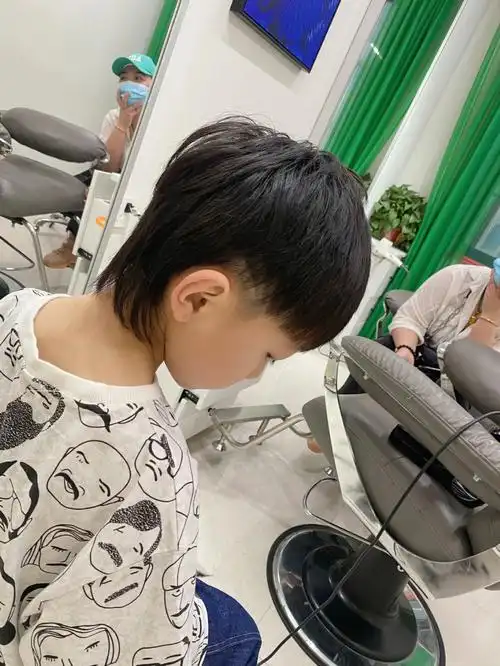 给大家分享一款儿童狼尾发型