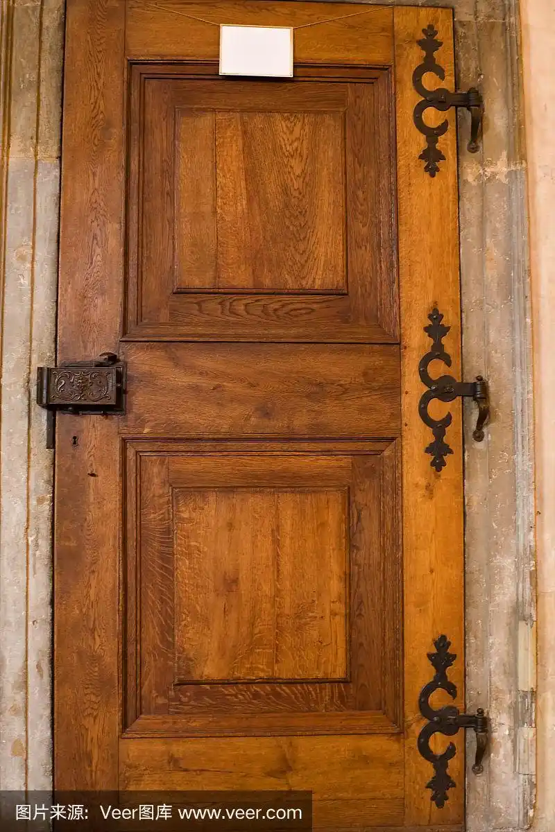 封闭式老式木门