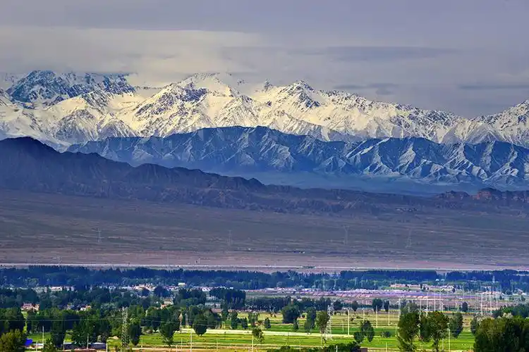 甘肃张掖雨后祁连山生态美景如画