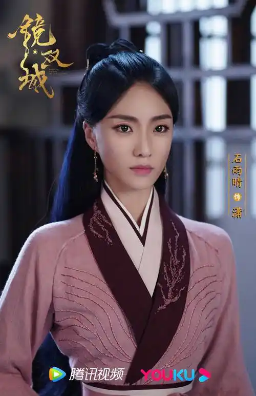 电视剧《镜双城》改编自2008年11月万卷出版公司出版的同名小说,该书