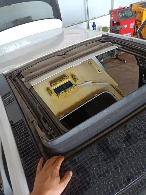 高尔夫7天窗总成怎么拆那个玻璃拆不掉啊