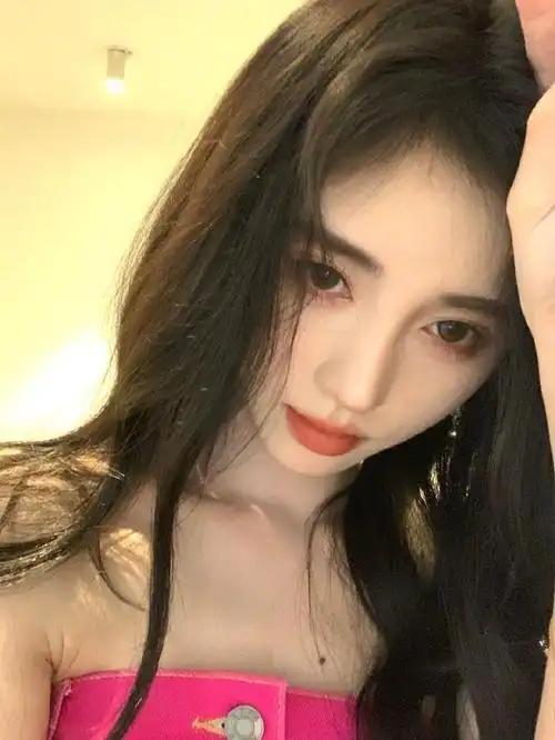 鞠婧祎晒下班侧颜自拍好美多角度随心拍360度无死角