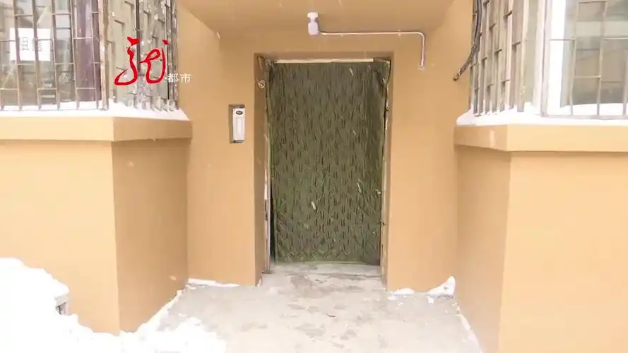 门哪去了整栋楼8个单元门缺失大冷天门口就挂个小布帘