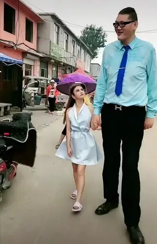 有网友拍摄到李七喜跟她的"巨人"男友张欢逛街的照片,1.67mv2.