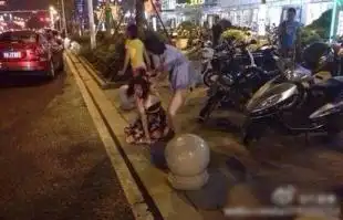 无锡闹市原配狂殴小三并扯烂上衣 路人无人劝架