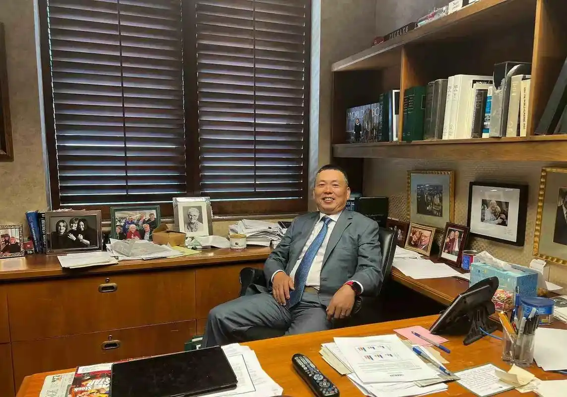 段永平近照曝光,坐在巴菲特仅16平方的办公室内,大佬都主打大道至简