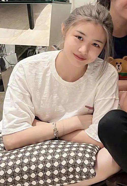 汪峰晒全家福庆生,16岁女儿小苹果染头发,和亲妈葛荟婕越来越像