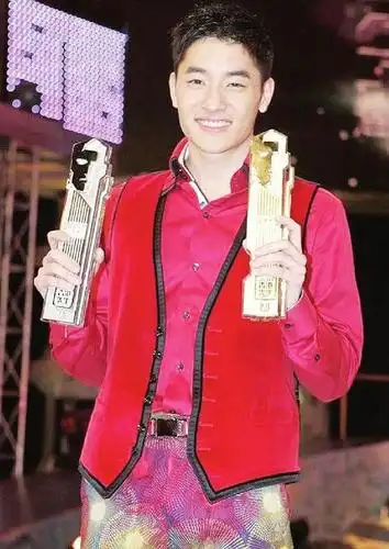 最具人气香港先生:郭田葰 2009年复活战:李伟健 2010年 2010年总冠军