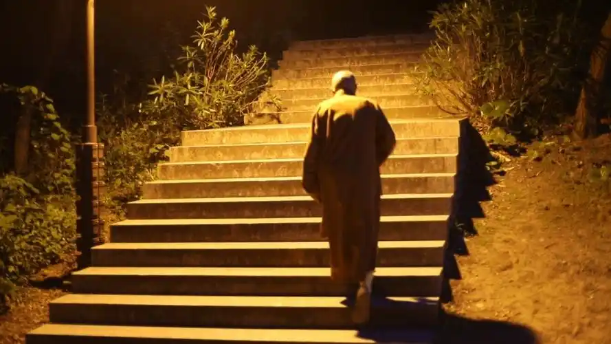 红尘看破此生后,愿长伴青灯古佛.