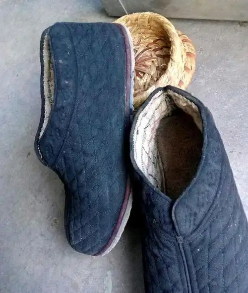 男式多为两片合成"双脸鞋",中间交接处前面缀两道"皮脸",后跟立缀一道