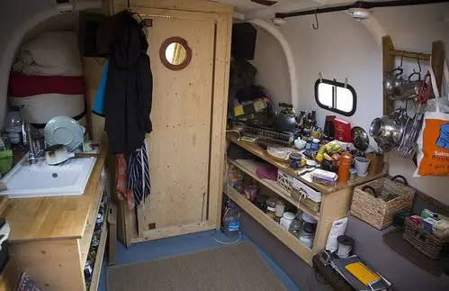 英国巧手老爸将废旧救生艇改成温馨小家