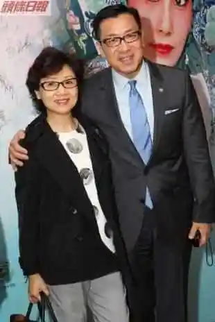 退出歌坛后的张德兰刚开始协助老公处理他保险业的内部事务,之后在