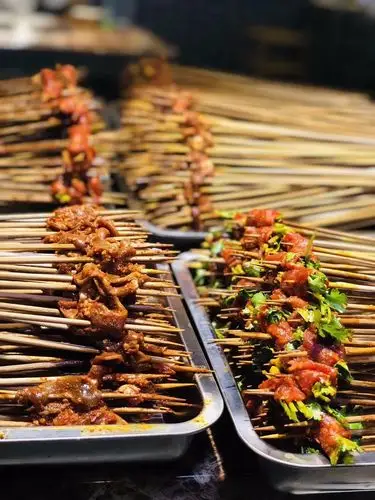 上上签新派小郡肝逼格串串香,汤色红润,每天现串,网红爆款--麻辣芹菜